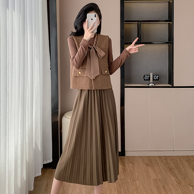 2024-autumn-little-chanel-style-two-piece-pleated-dress-set-with-scarf-collar 2024 Autumn Little Chanel Style Two-Piece Pleated Dress Set with Scarf Collar