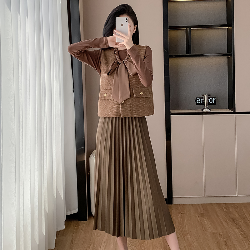 2024-autumn-little-chanel-style-two-piece-pleated-dress-set-with-scarf-collar_1 2024 Autumn Little Chanel Style Two-Piece Pleated Dress Set with Scarf Collar