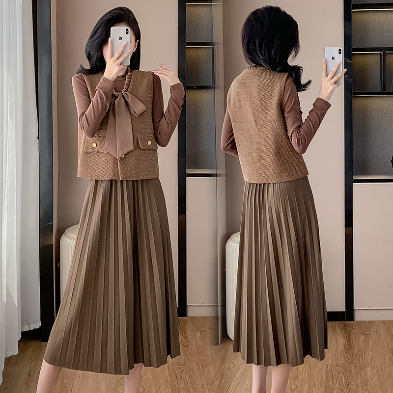 2024-autumn-little-chanel-style-two-piece-pleated-dress-set-with-scarf-collar_2 2024 Autumn Little Chanel Style Two-Piece Pleated Dress Set with Scarf Collar
