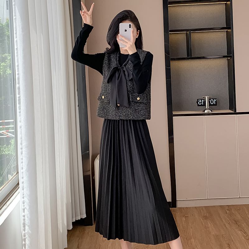 2024-autumn-little-chanel-style-two-piece-pleated-dress-set-with-scarf-collar_3 2024 Autumn Little Chanel Style Two-Piece Pleated Dress Set with Scarf Collar