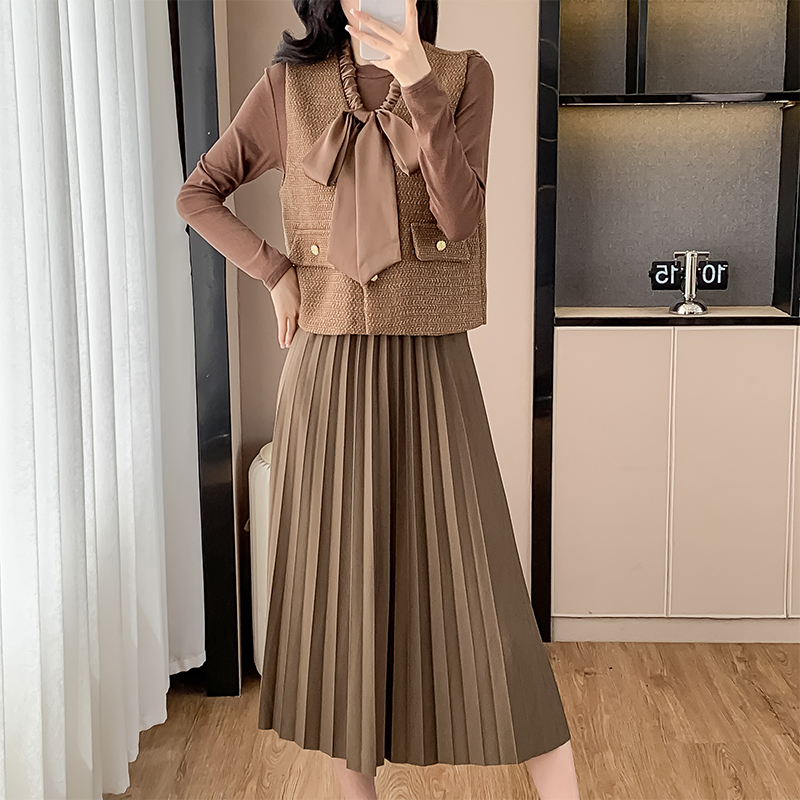 2024-autumn-little-chanel-style-two-piece-pleated-dress-set-with-scarf-collar_4 2024 Autumn Little Chanel Style Two-Piece Pleated Dress Set with Scarf Collar