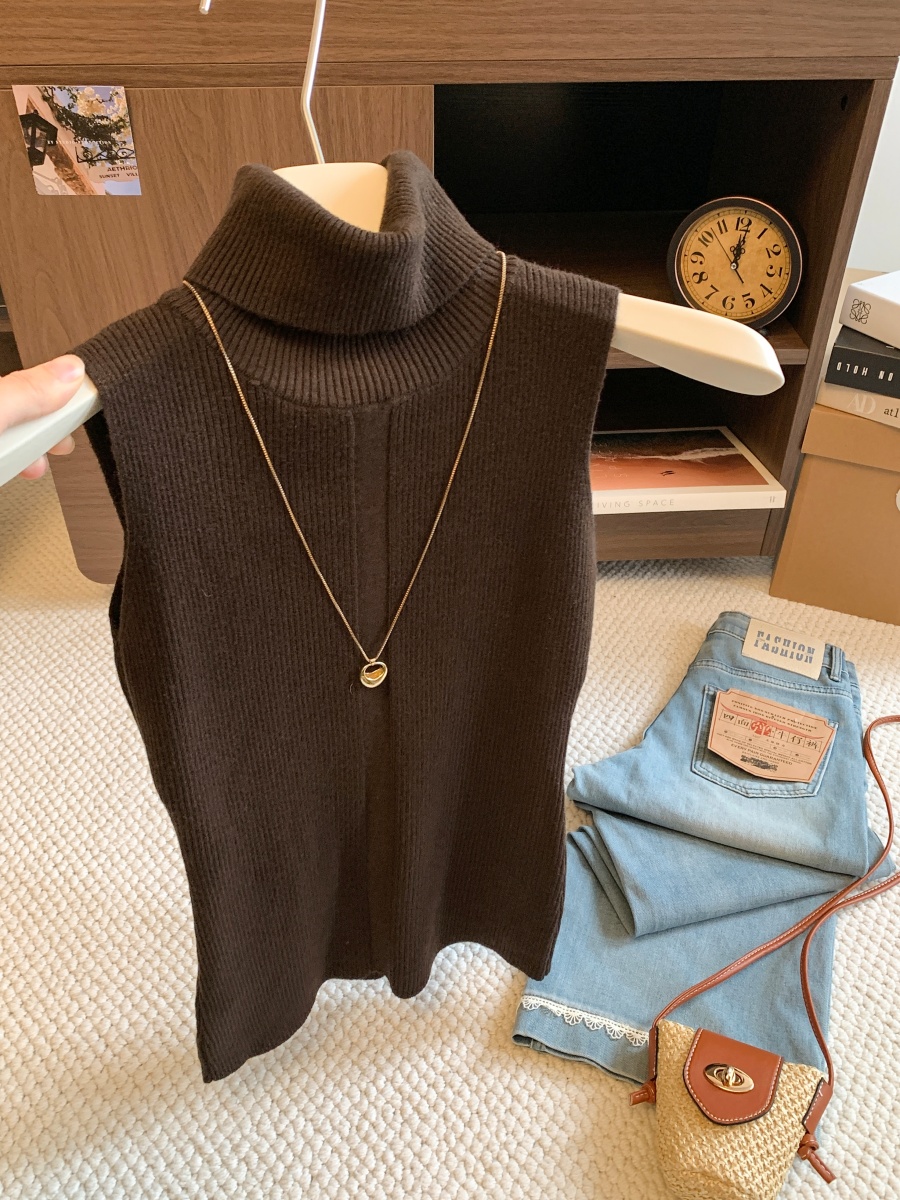 womens-ribbed-sleeveless-half-turtleneck-slim-knit-vest-2026-early-fall_2 Women's Ribbed Sleeveless Half Turtleneck Slim Knit Vest 2026 Early Fall