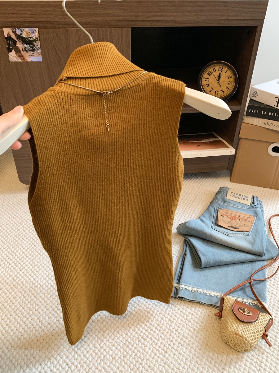 womens-ribbed-sleeveless-half-turtleneck-slim-knit-vest-2026-early-fall_3 Women's Ribbed Sleeveless Half Turtleneck Slim Knit Vest 2026 Early Fall